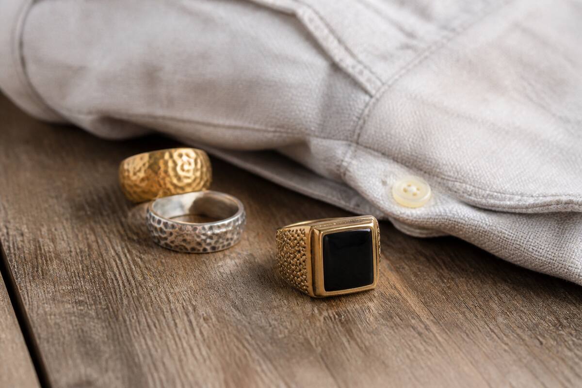 Close-up van een ring met natuurlijke lichtinval en bijpassende sieraden voor een stijlvolle look